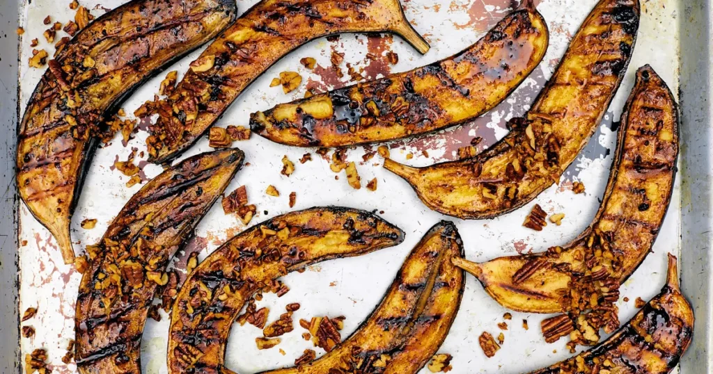 Banane plantain grillée avec rougail saucisse