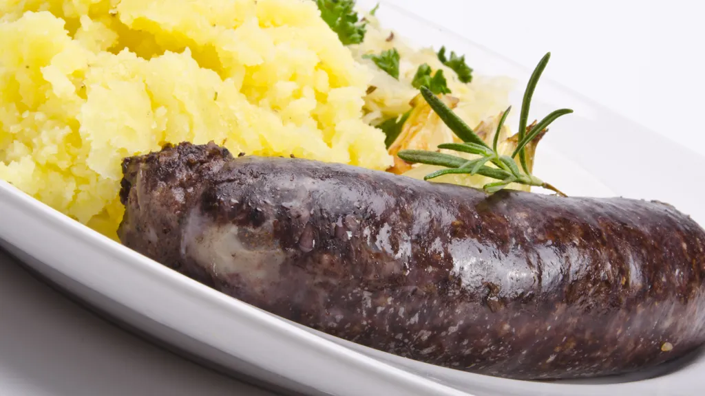 Comment marier boudin noir et accompagnements pour une table gastronomique